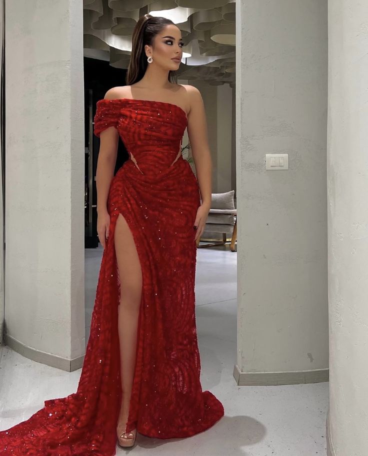 Referência feminina — vestido vermelho de gala